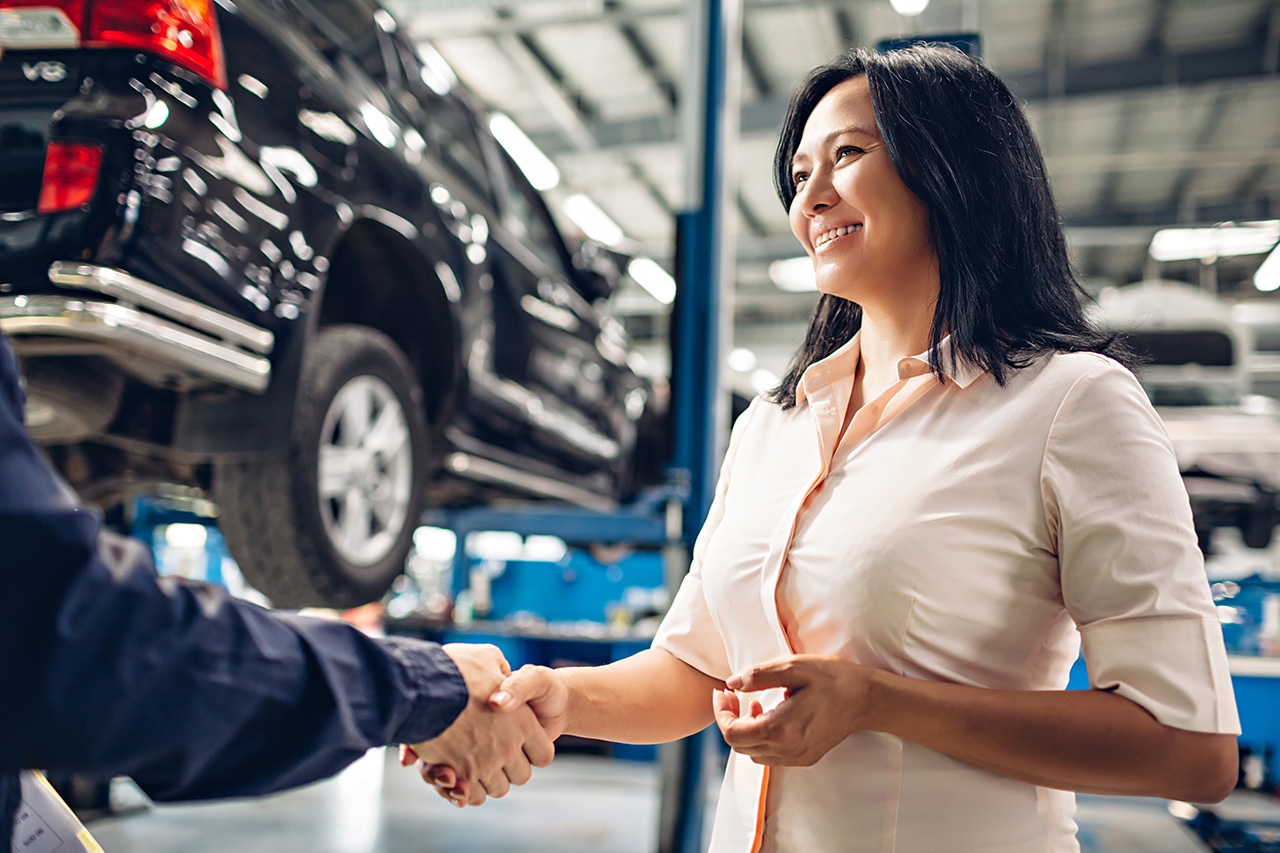 Car owner shaking hands with mechanic