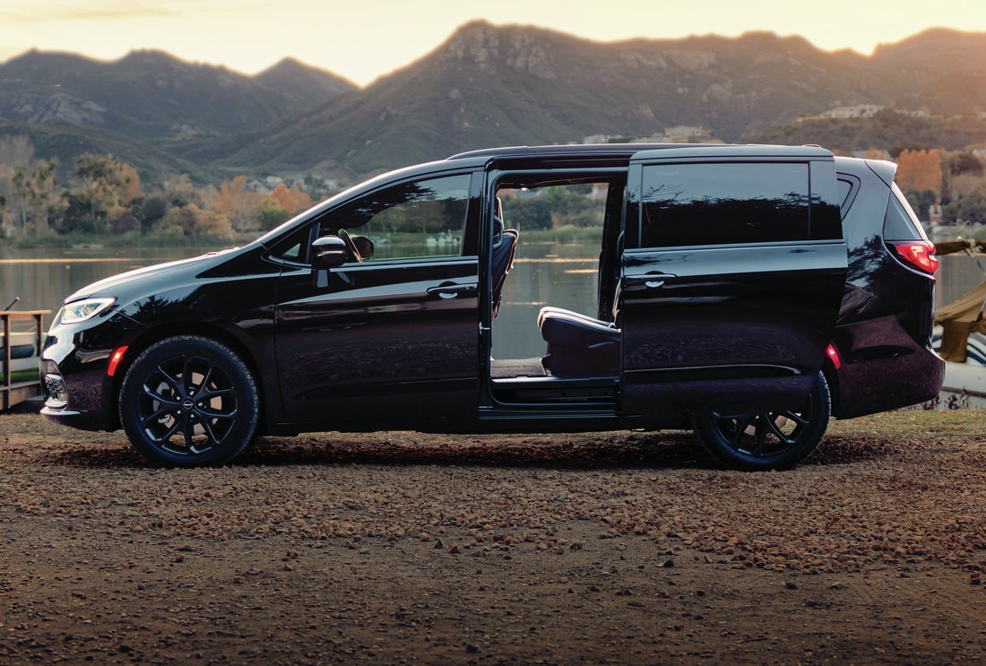 Uptown Chrysler Dodge Jeep RAM Slinger WI