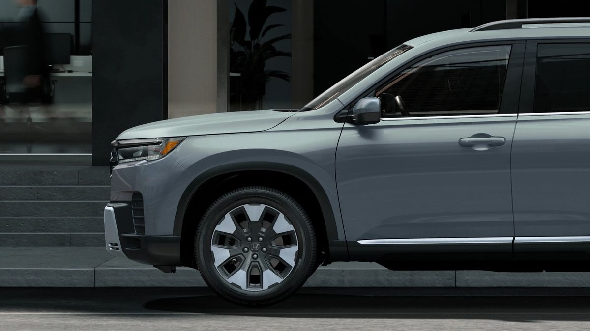 2026 Honda Pilot machined-finish alloy wheel; Touring Blackout swaps this finish for gloss-black 20s