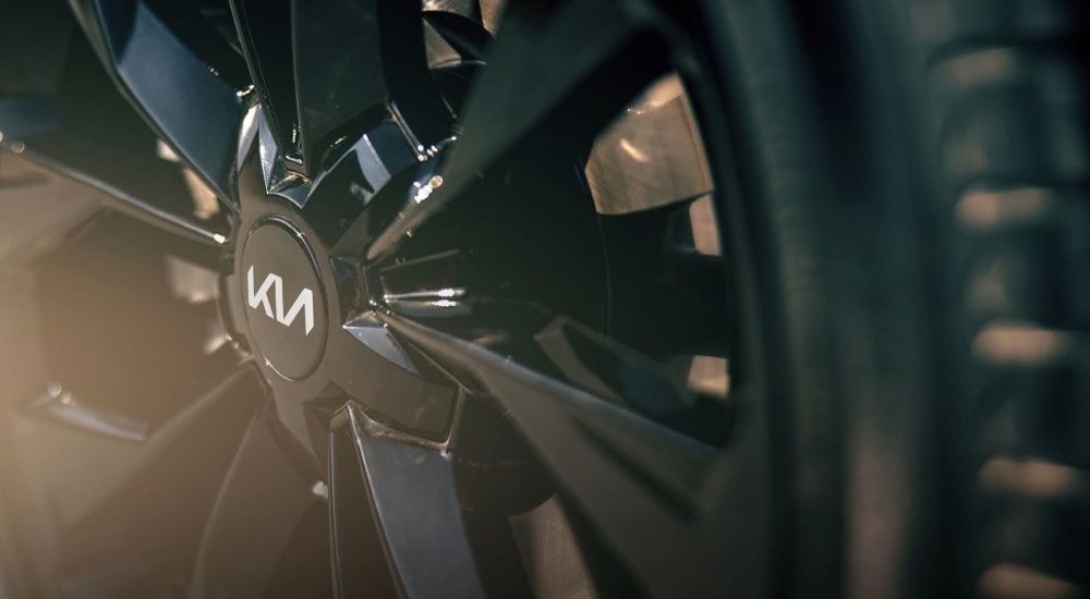 A close up shows the black wheel on a 2022 Kia Sorento.
