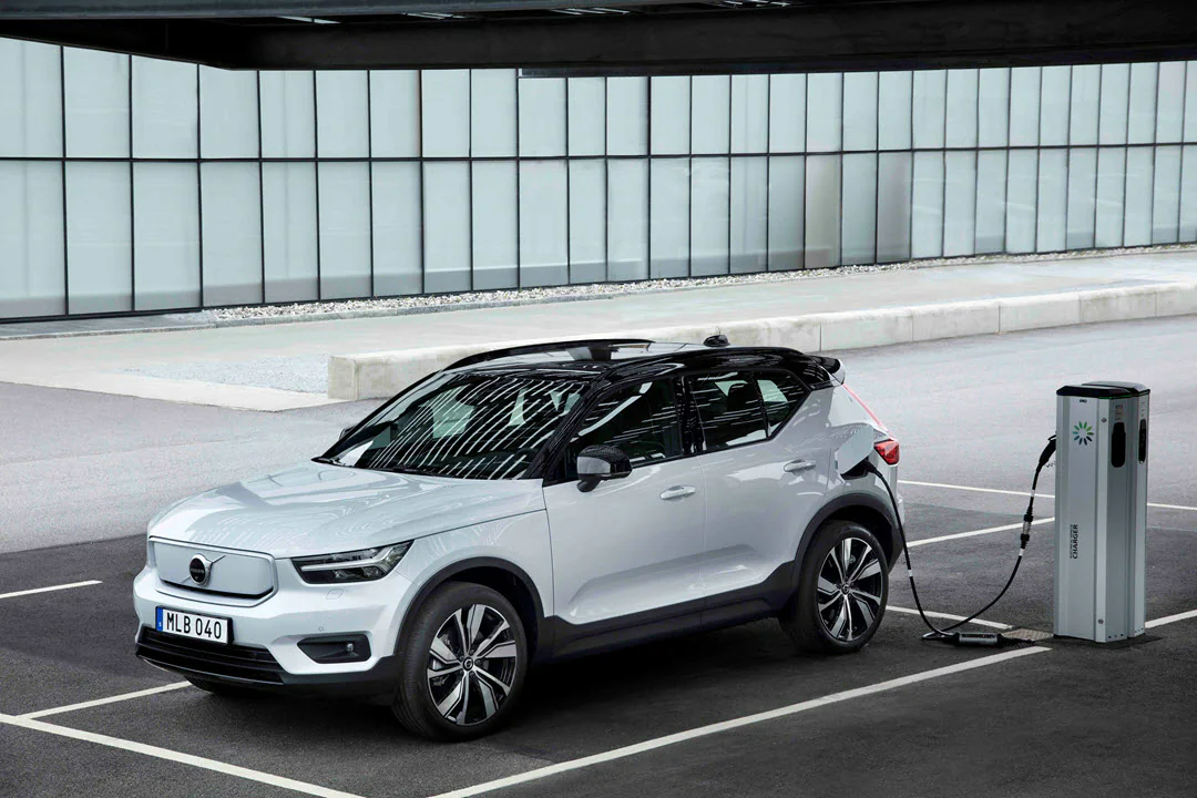 Volvo  XC40 Recharge P8 AWD_in_Glacier_Silver Keystone Volvo Cars of Berwyn Berwyn PA