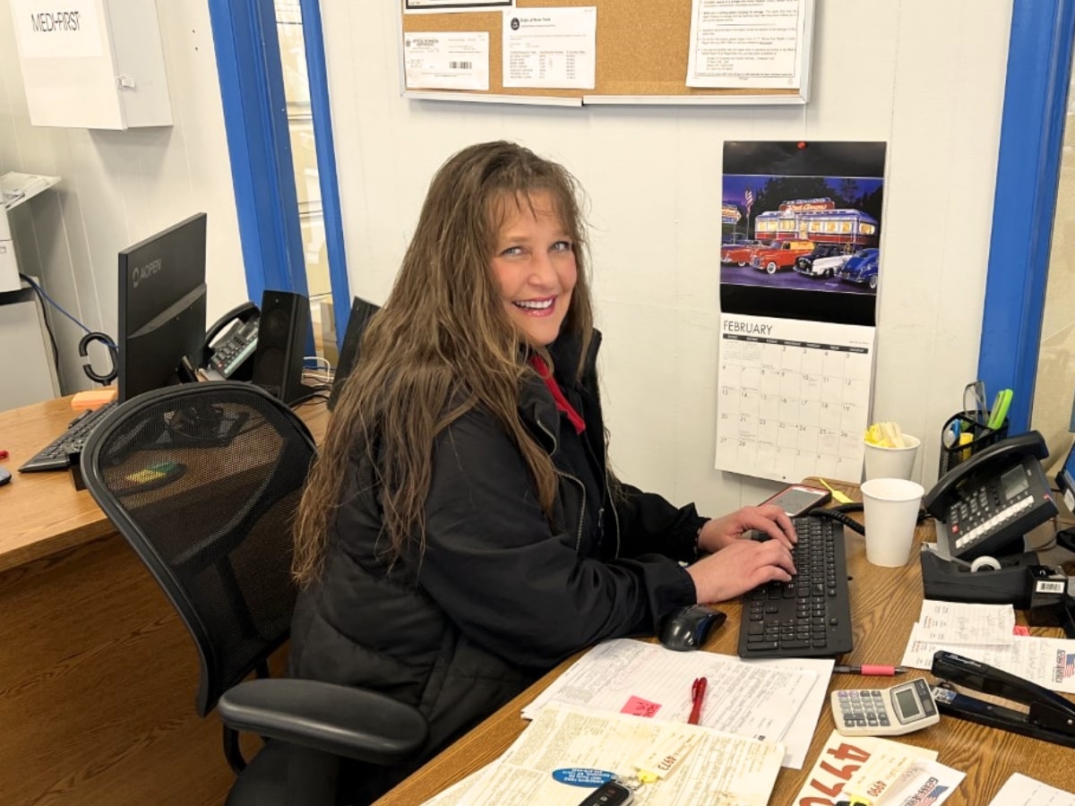 Ruge's Ford service desk