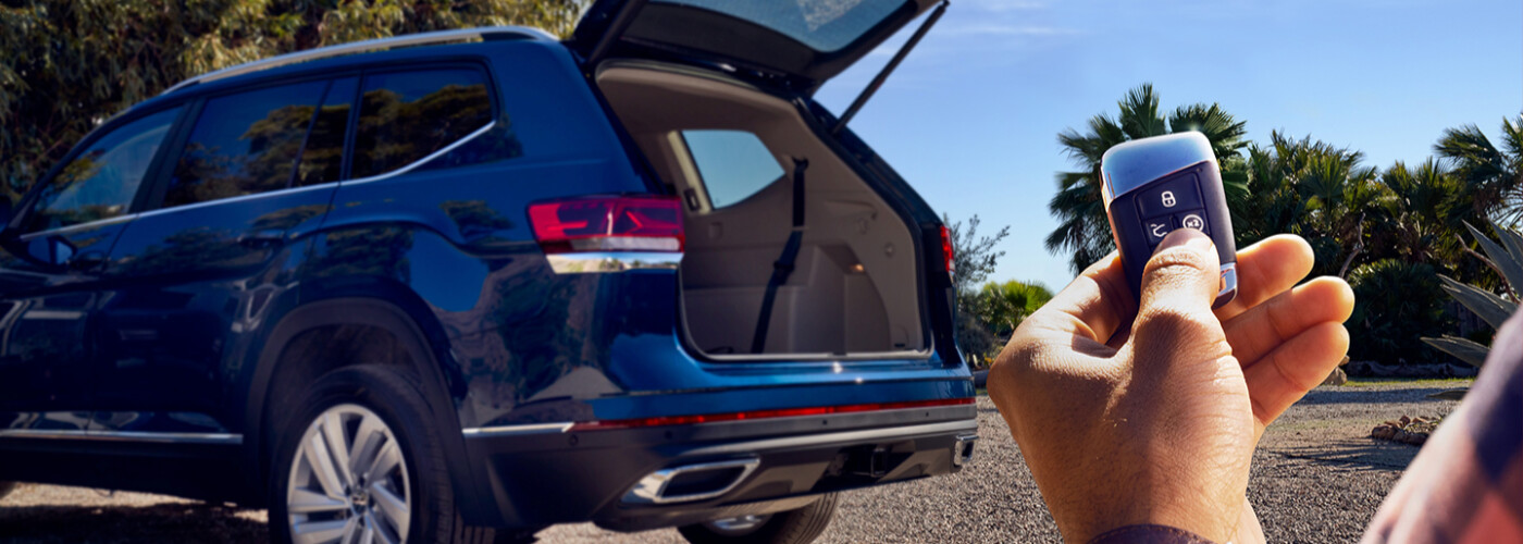 Person using opening the trunk of the 2021 Volkswagen Atlas with key fob