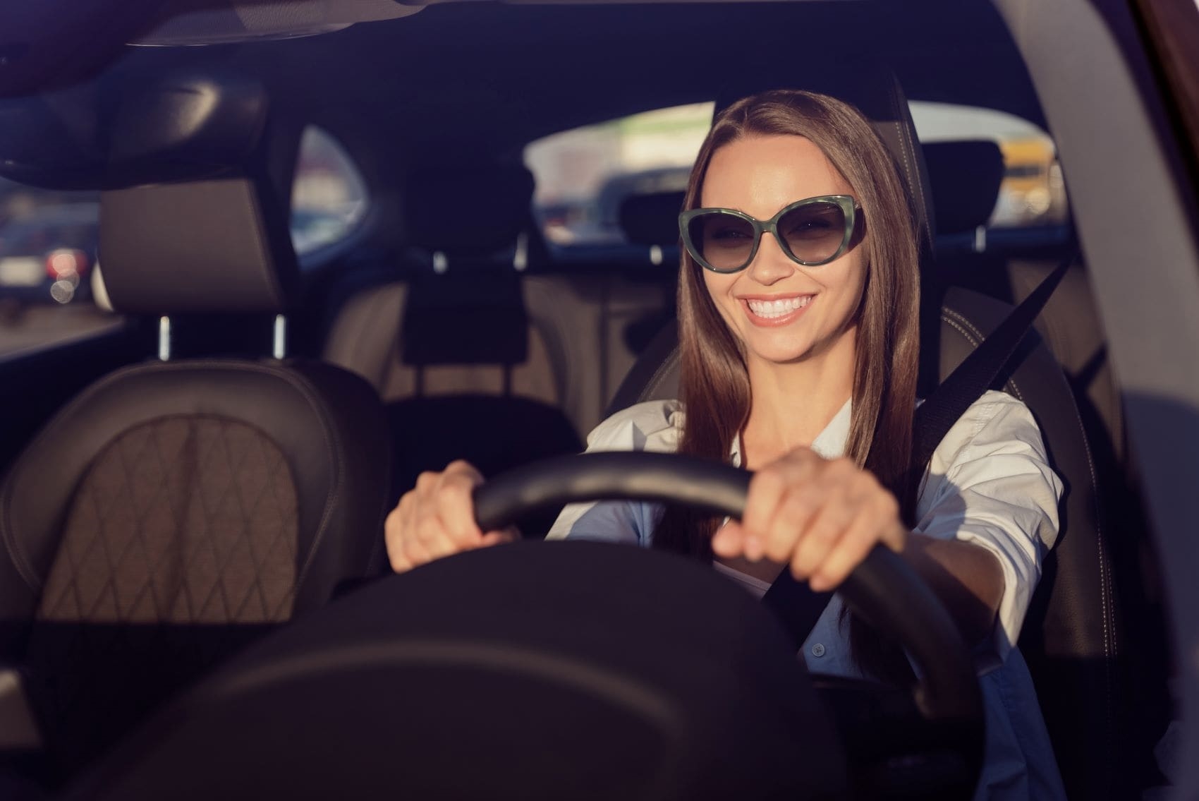 Mujer conduciendo un coche cerca de Tampa Bay Area FL