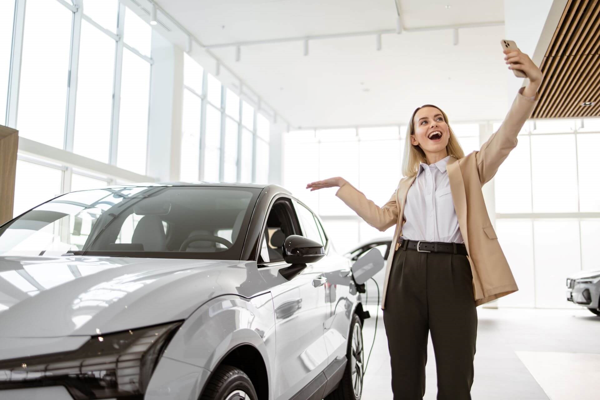 Customer testimonial with selfie next to Honda vehicle with CVT