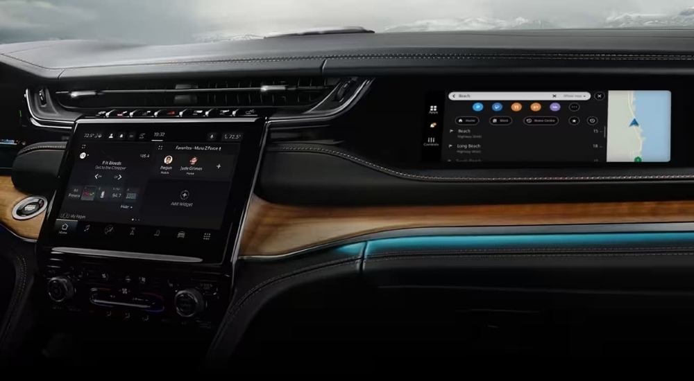 The digital dash is shown in a 2024 Jeep Grand Cherokee.