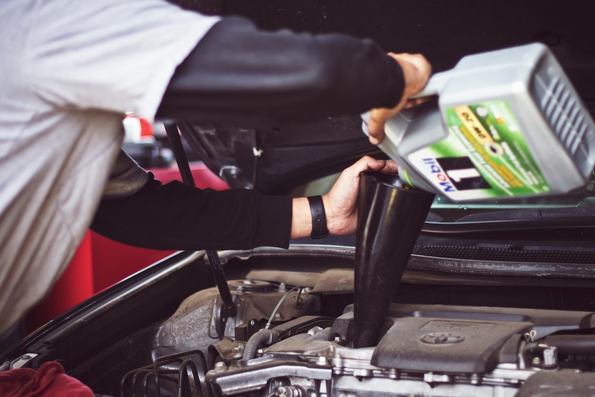 person getting an oil change at the Chalmers Ford dealership in Albuquerque, NM