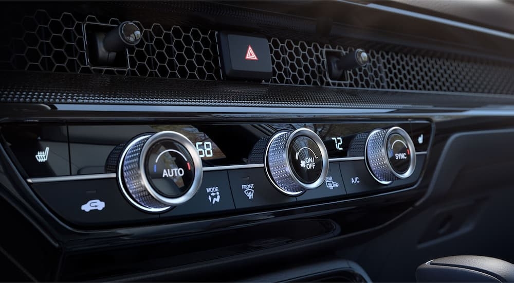 Temperature knobs in a 2025 Honda CR-V Hybrid.
