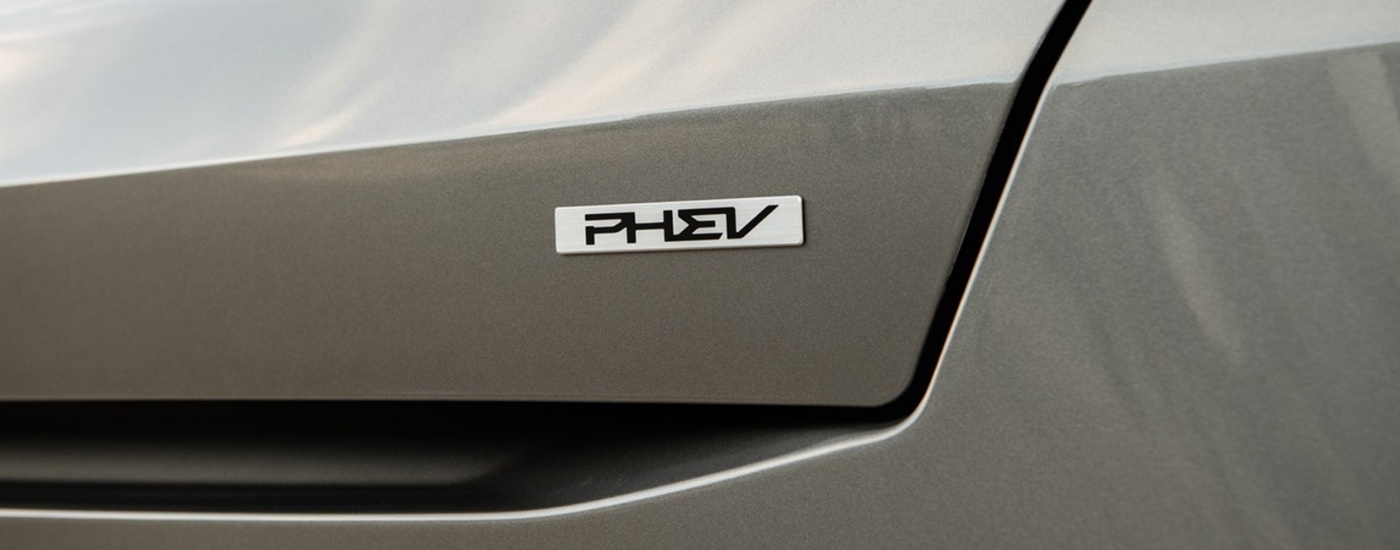 PHEV trunk bagde on a grey 2025 Kia Sorento PHEV.