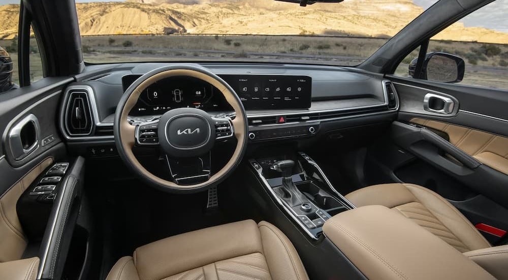 The black and tan interior and dash in a 2025 Kia Sorento.
