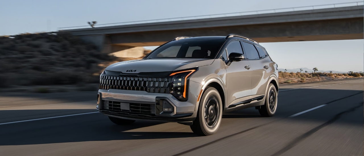Camioneta Ford frente a un punto icónico de Laredo