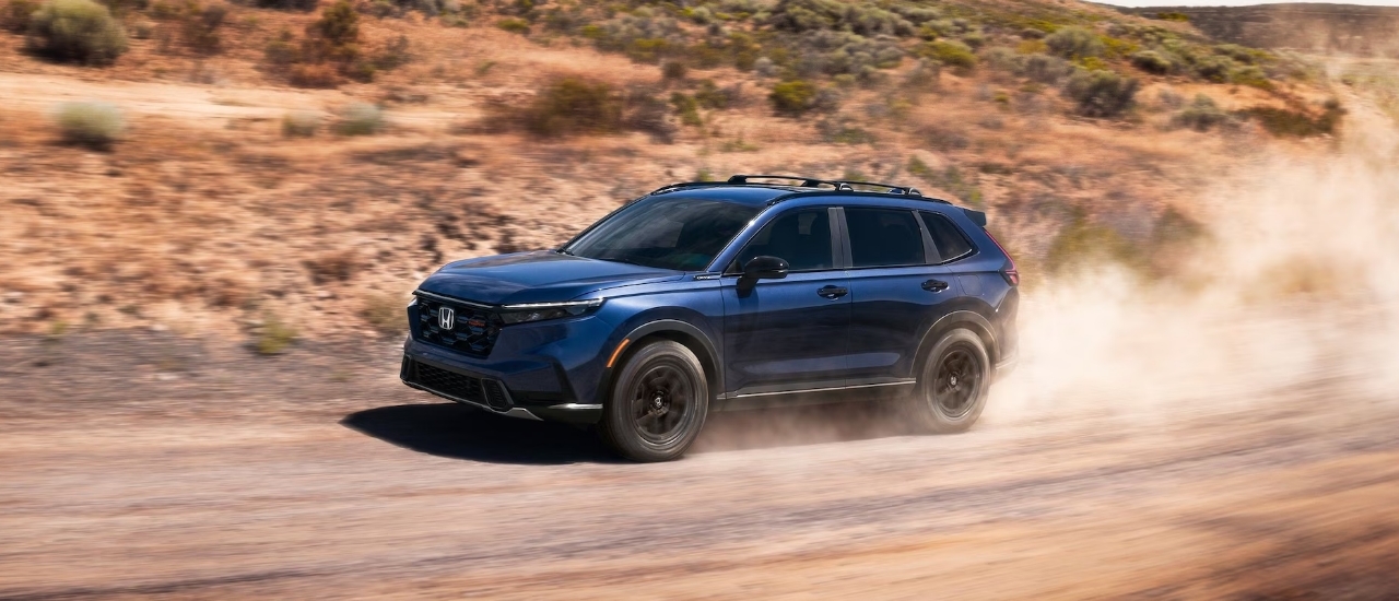 Camioneta Ford frente a un punto icónico de Laredo