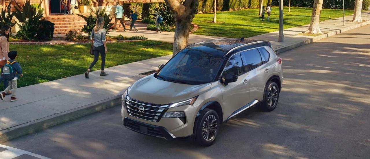 Camioneta Ford frente a un punto icónico de Laredo