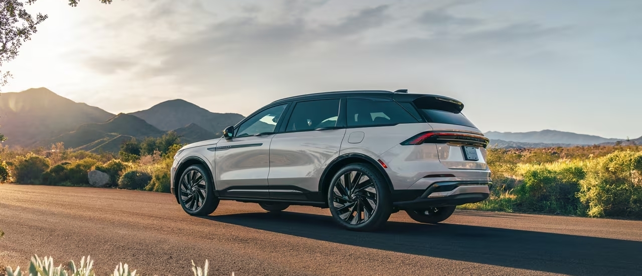 Camioneta Ford frente a un punto icónico de Laredo
