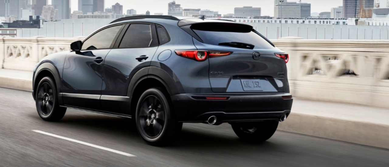 Camioneta Ford frente a un punto icónico de Laredo