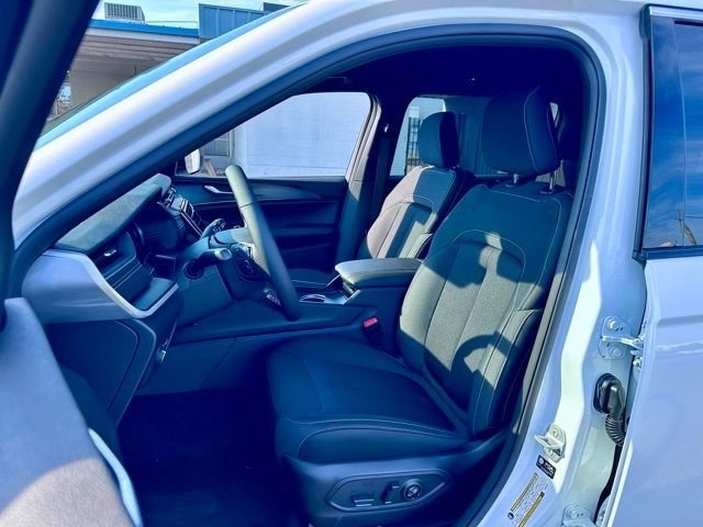 2025 Jeep Grand Cherokee L exterior