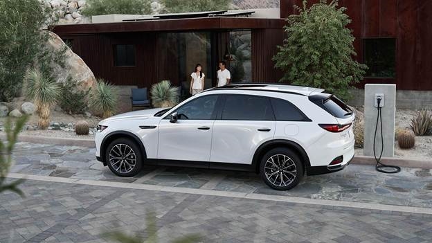 Mazda CX-70 driving image