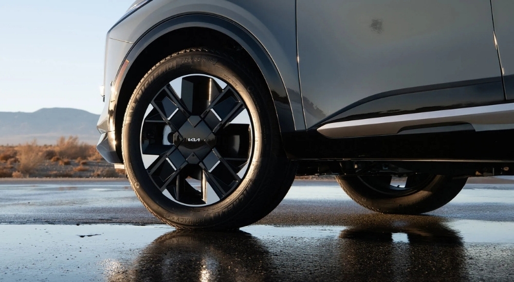 Front driver side wheel on a grey  2026 Kia Sportage SX Prestige