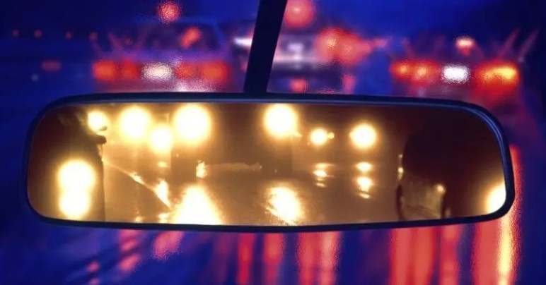 Ford auto-dimming rearview mirror reducing glare at night