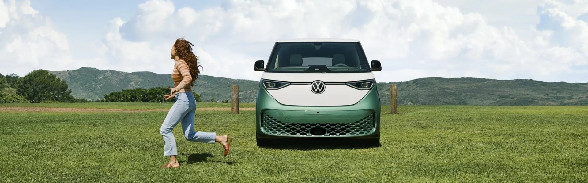 2025 Volkswagen ID. Buzz Electric Bus vs the 2025 Toyota Sienna