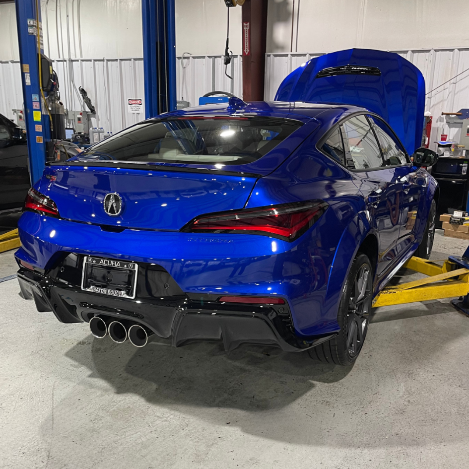 Service bay and technicians at Acura of Baton Rouge