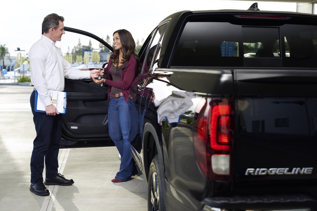 Customer receiving keys beside a Honda Ridgeline