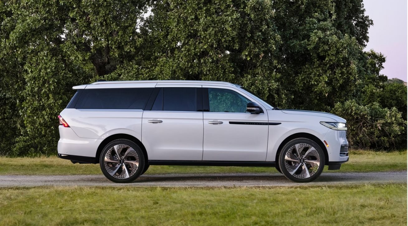 2026 Lincoln Nautilus luxury SUV at Rowe Lincoln Westbrook near Scarborough Maine