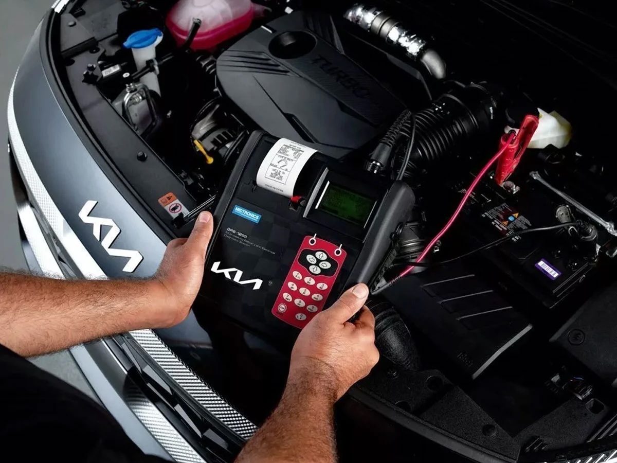 Service advisor explaining a Kia battery health report and replacement options for Denver customers