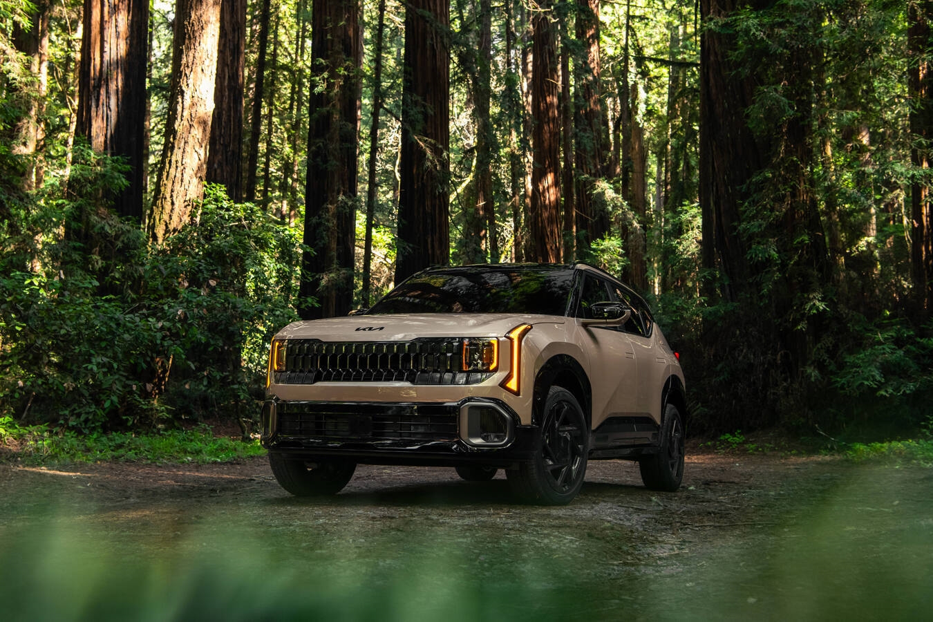 2027 Kia Seltos redesign exterior lineup showing bold new Telluride-inspired front fascia with amber DRL lighting and flush door handles in Denver