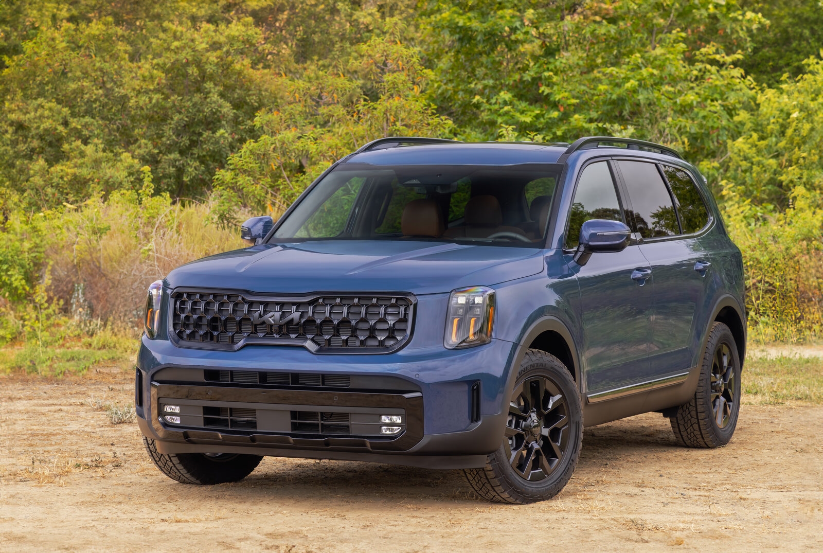 Kia service bay with certified technicians performing maintenance near Lakewood CO at Emich Kia