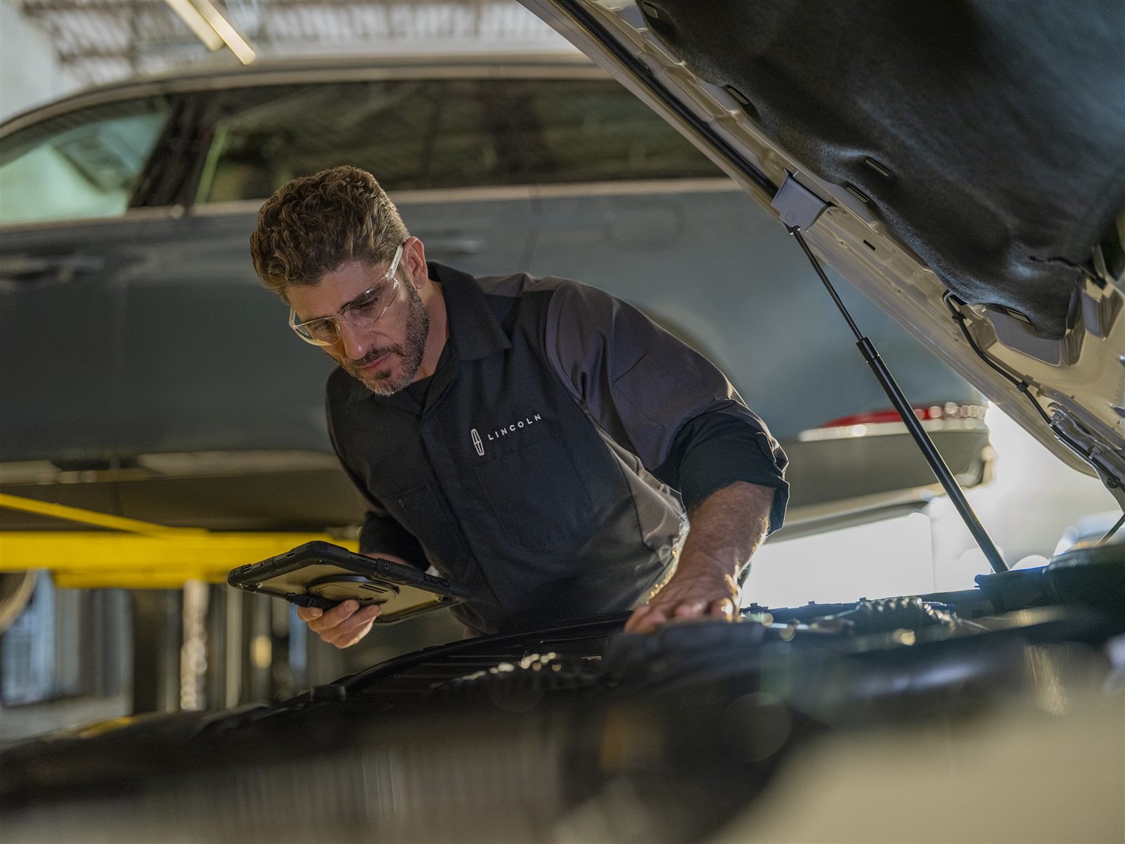 Lincoln service technician performing vehicle inspection at Murgado Lincoln of Chicago