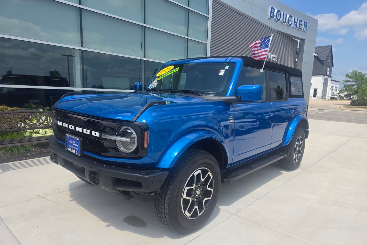 Pre-owned 2024 Ford Bronco displayed at Gordie Boucher Ford of Kenosha.