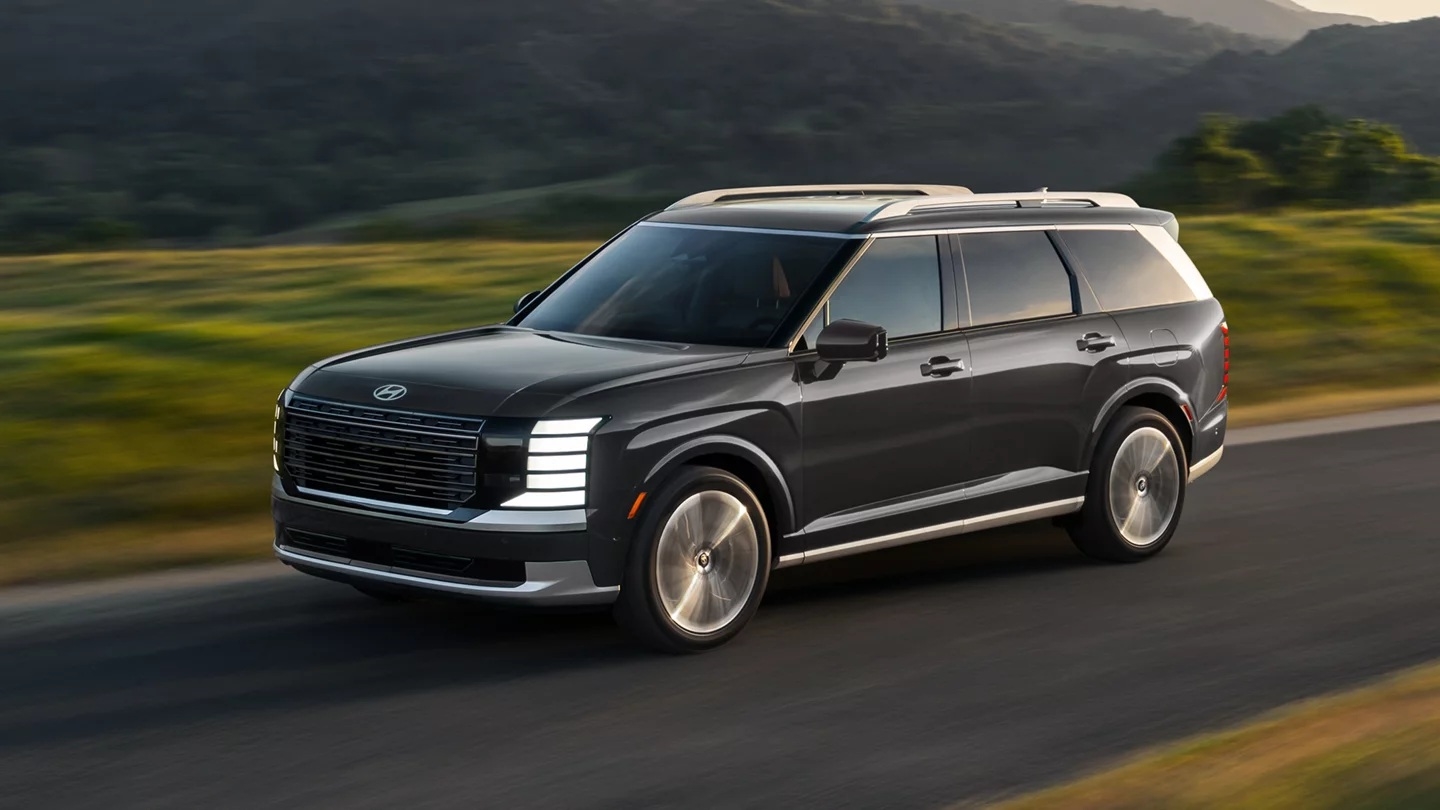 Modern vehicle cabin with digital instrument cluster and comfort technology