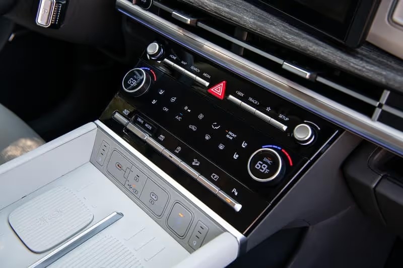 2024 Hyundai SANTA FE middle console