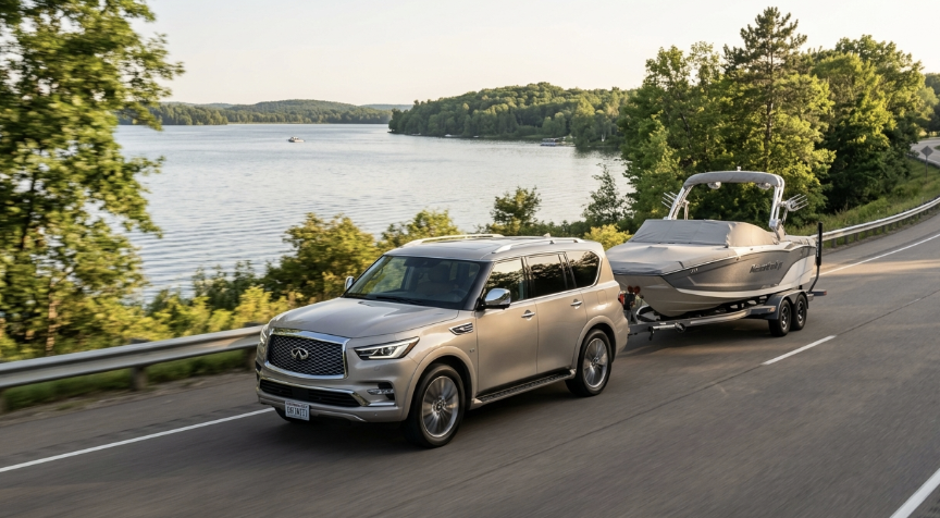The 2027 INFINITI QX80 hauling a boat