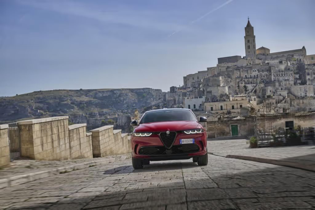 2024 Alfa Romeo Tonale in red