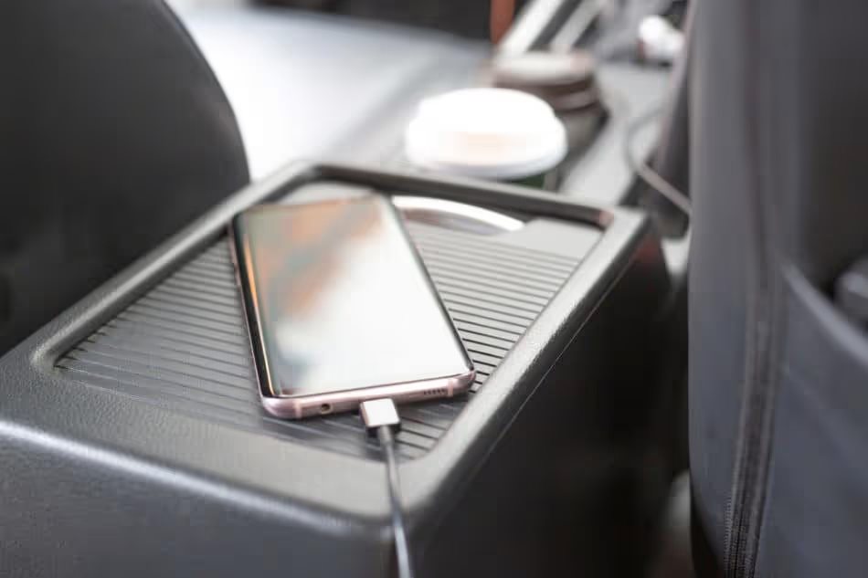 Plug to charge mobile phone in the car