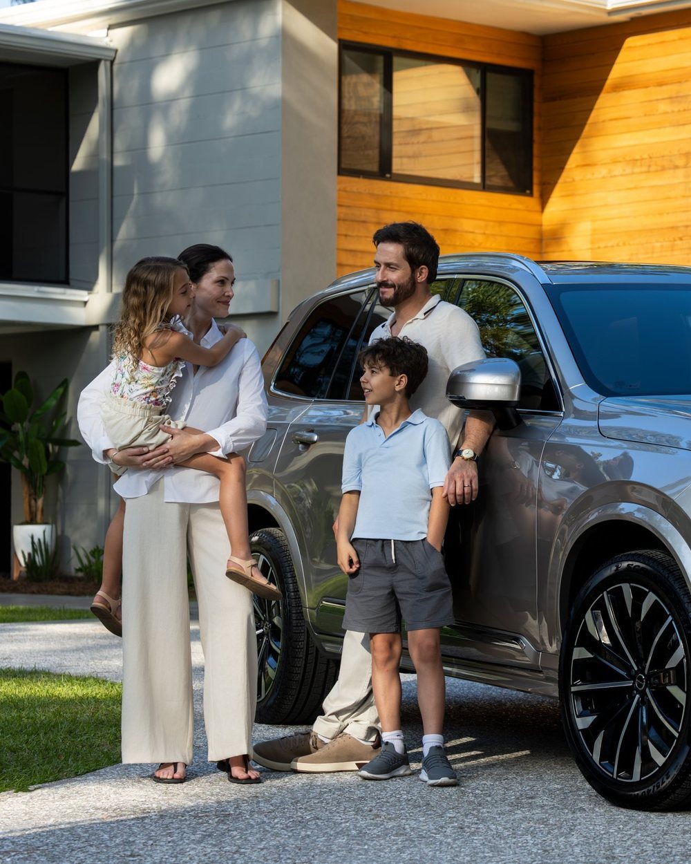 Family with a new Volvo XC90