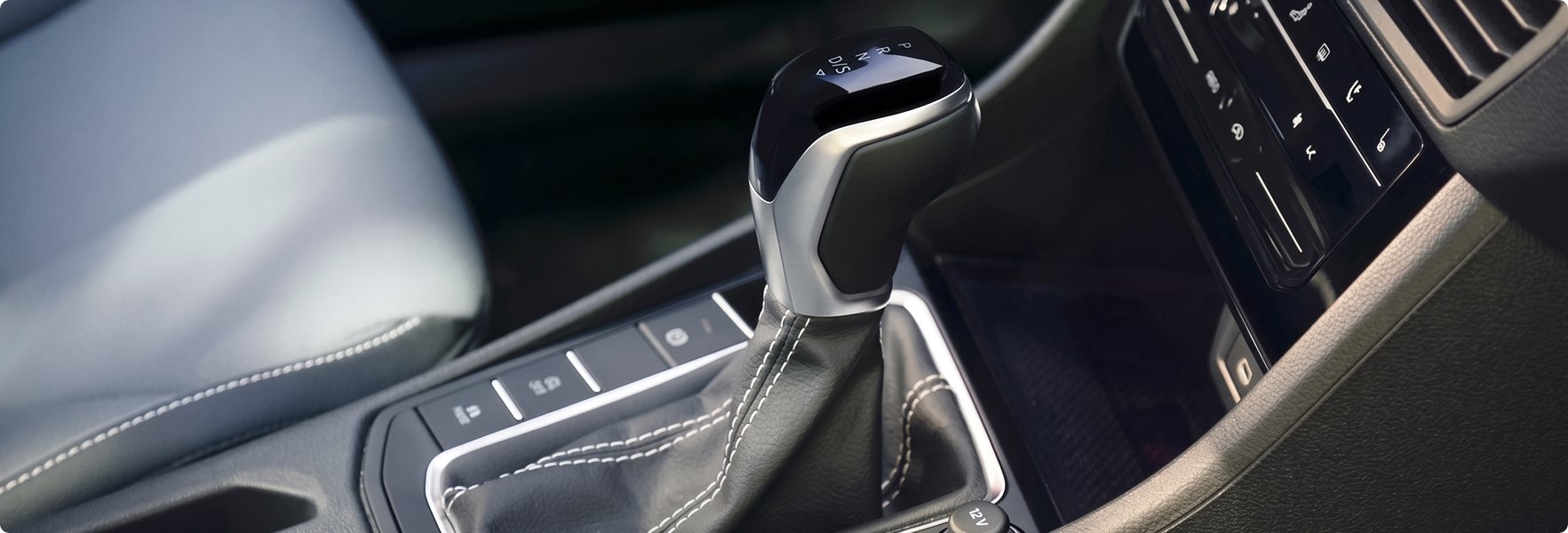 Gear shifter and center console of the Volkswagen Jetta