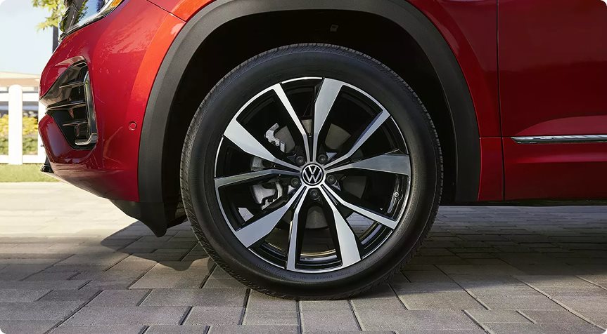 Two-tone machined 21-inch alloy wheel on a red Volkswagen Atlas