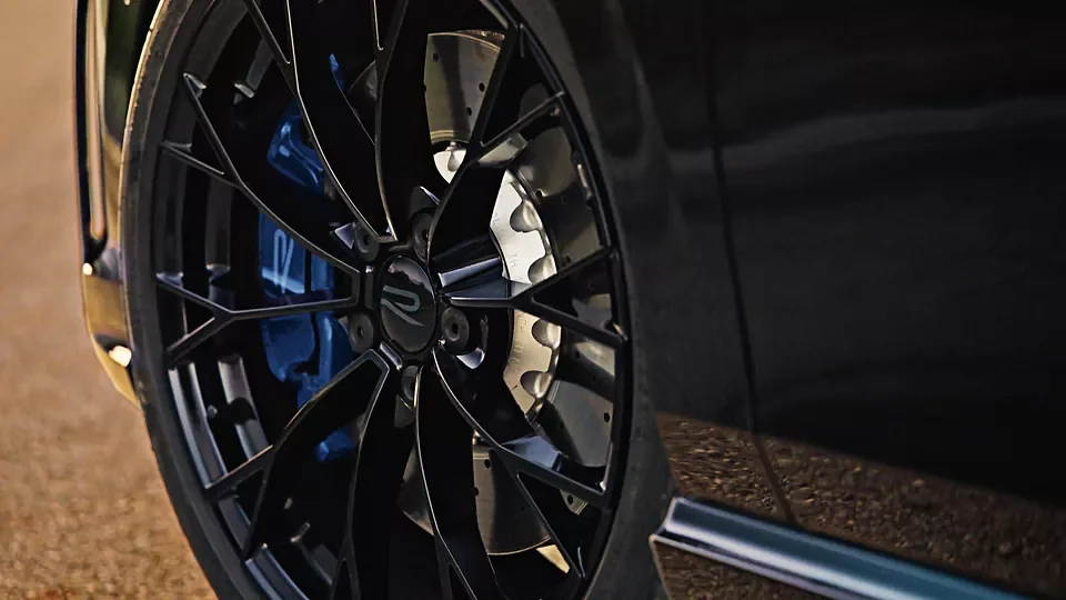 19-inch forged black alloy wheel on the Golf R
