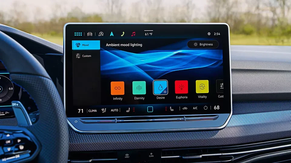 Golf R touchscreen showing the ambient lighting color selection menu