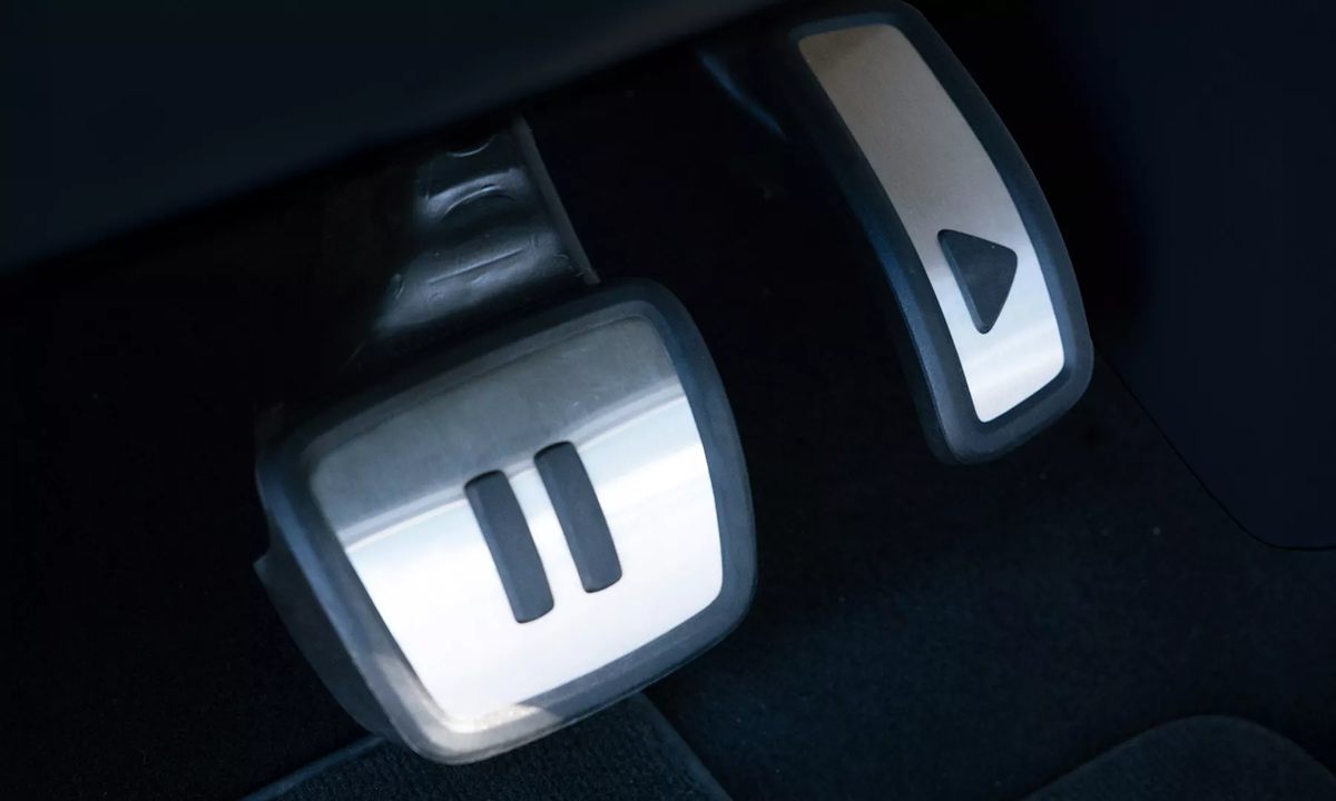 Close-up of the ID. Buzz drive selector and pedal detail