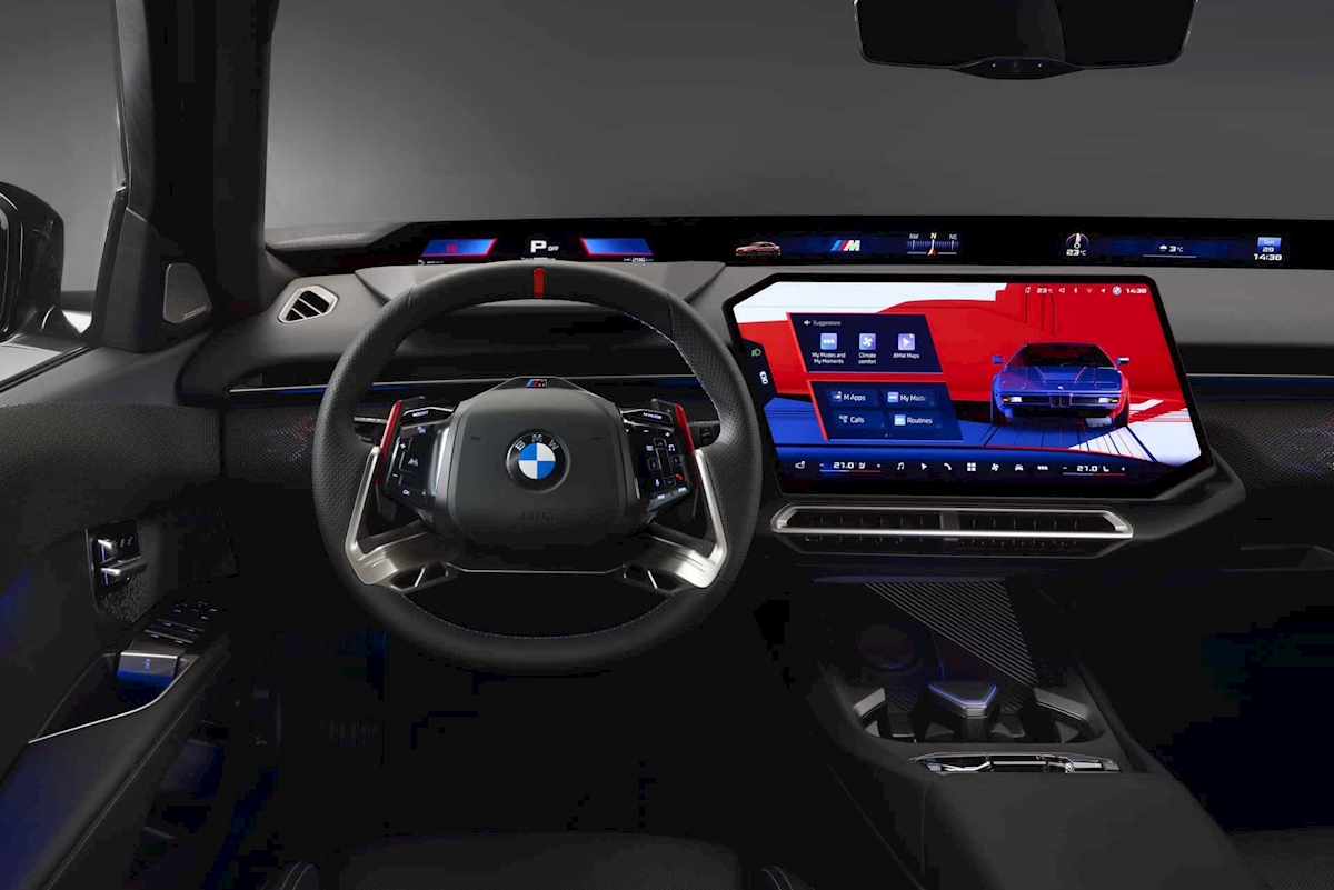 Interior of the new BMW 3 Series with BMW Panoramic Vision across the windshield and the 17.9-inch Central Display