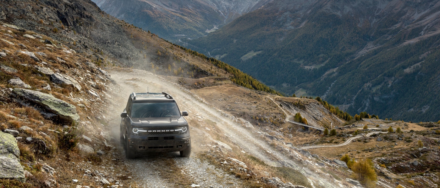 26Ford-Bronco-ExteriorDrivingHeadOnAlongElevatedMountainRoad